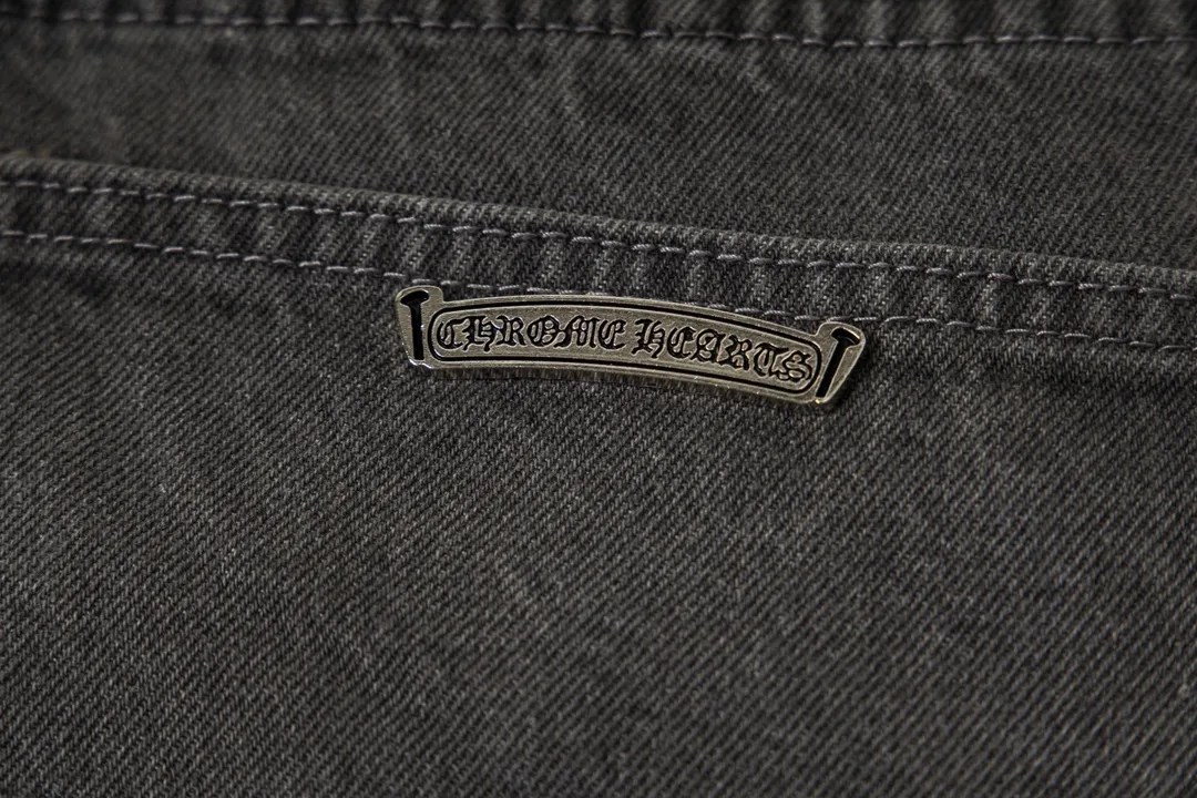 P270 model number Y844 Chrome hearts & Chrome hearts 2025 new heavy industry black and purple cross leather couple's washed jeans. Styles with different washed textures are very friendly to people with thin legs and thick legs. The straight version is very flattering to the leg shape. The moderate length is timeless and easy to match. It is the basis of various styles and a must-have in the wardrobe! The fabric is stiff but also makes the upper body soft without losing texture. The washing process is even more perfect. It is a must-have item for everyone! ! ! Washed wheat, hang tag, pants label, three labels complete Size: s-xl Color: gray